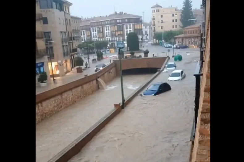 KATASTROFALNE POPLAVE U ŠPANIJI! Bujice nose automobile, ulice se pretvorile u rijeke...