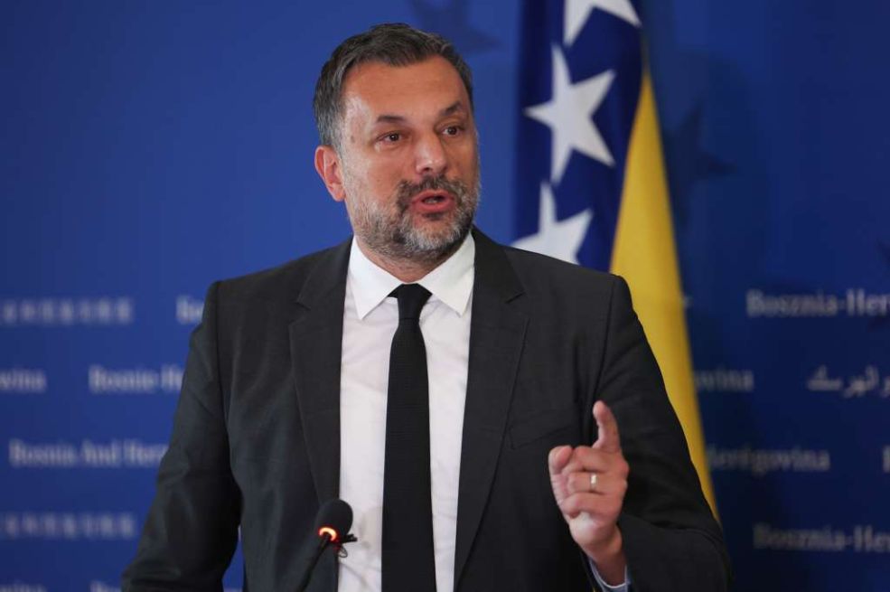 SRAMOTNO: Konaković za 11. juli nije tražio od ambasada spuštanje zastava na pola koplja