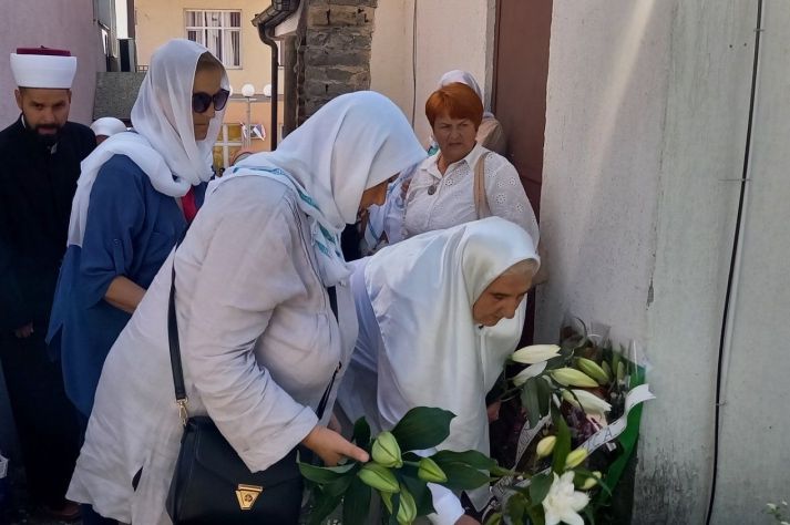 "ZLOČINCI SU SE PROBUDILI": Majke Srebrenice i dalje neumorno obilaze stratišta svoje djece i...