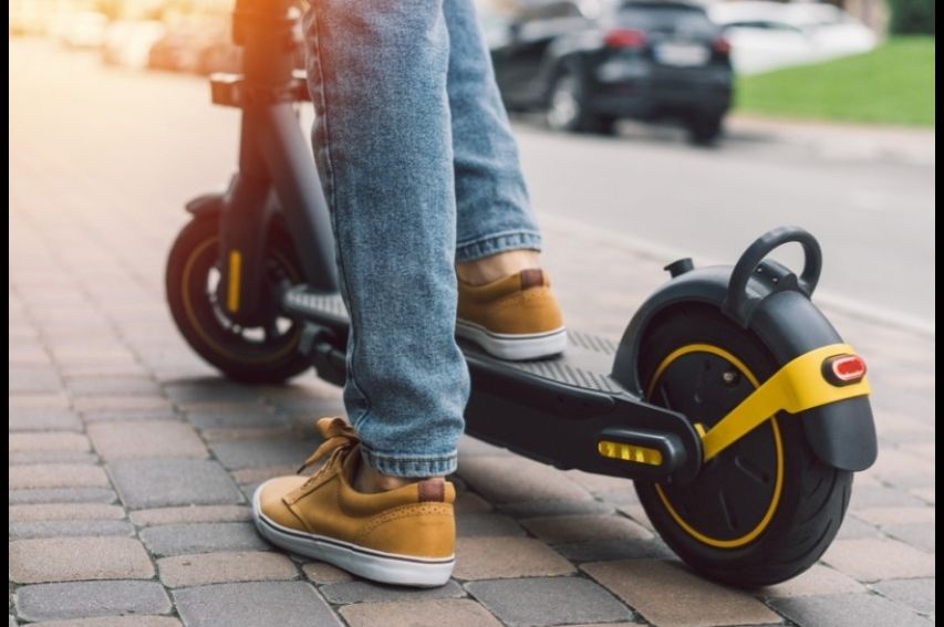 UŽAS NA ULICAMA BEOGRADA: Djeca voze električne romobile i ispaljuju metke na ljude