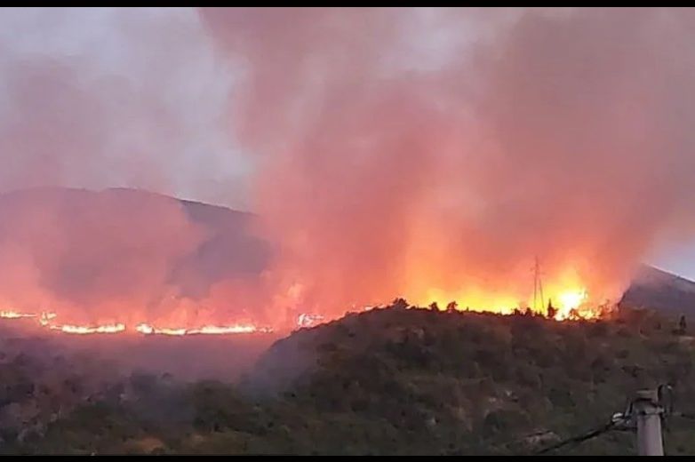 Dramatični snimci iz Mostara: Požar i dalje aktivan, povrijeđen vatrogasac