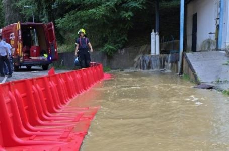 Nezapamćeni potop u Zagrebu: Velika bujica vode slila se u dvorište bolnice, vatrogasci...