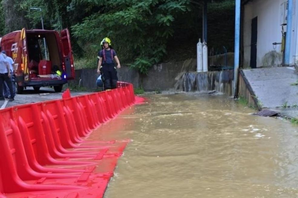 Nezapamćeni potop u Zagrebu: Velika bujica vode slila se u dvorište bolnice, vatrogasci...