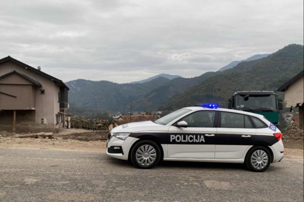 Teška nesreća u Donjoj Jablanici: Tri osobe povrijeđene, saobraćaj obustavljen