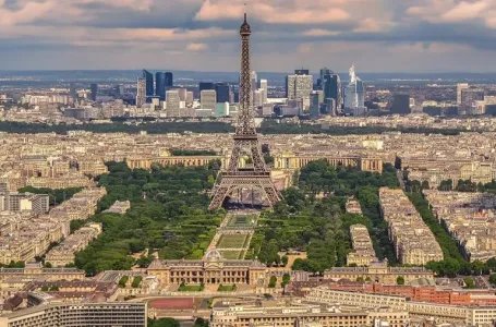 Francuski premijer predlaže ukidanje dva državna praznika da smanji enormni javni dug