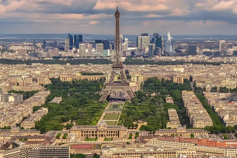 Francuski premijer predlaže ukidanje dva državna praznika da smanji enormni javni dug