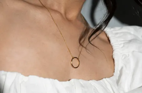 Malo ko zna: Šta znači kada žena nosi prsten na lančiću oko vrata?