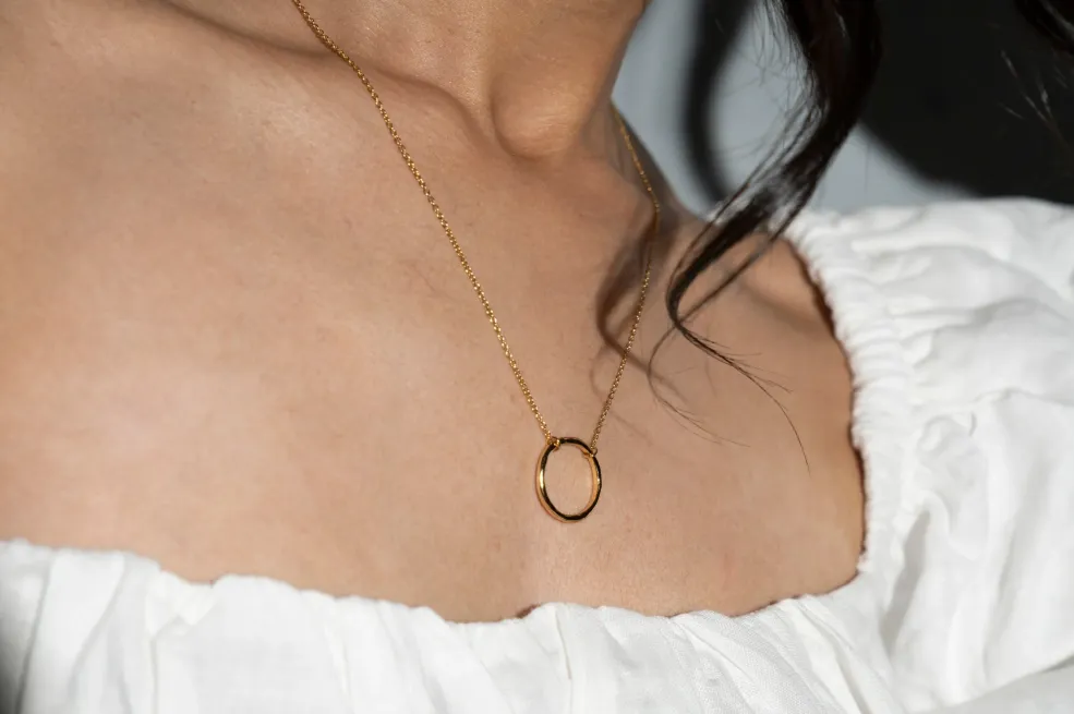 Malo ko zna: Šta znači kada žena nosi prsten na lančiću oko vrata?