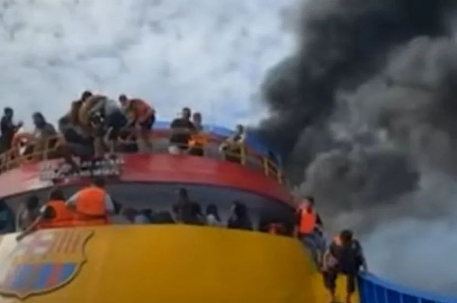 VATRA GUTA ČUVENI TRAJEKT, TURISTI SKAČU U MORE DA SE SPASU: Vrište i mole za pomoć, šire se...