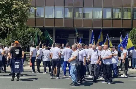 Više od 500 rudara stiglo pred zgradu Vlade FBiH: Blokiran i saobraćaj