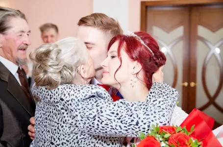 Svi plaču s mladom zbog KOVERTE koju je dobila od svog DEDE na poklon: "Kad sam je otvorila..."