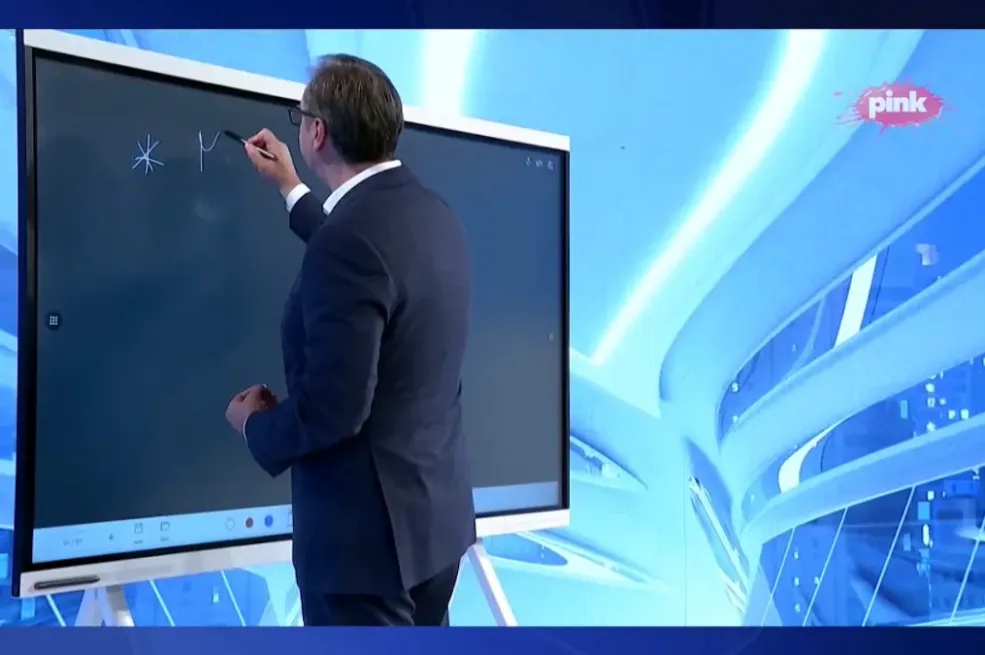 Vučić ponovo "informisao" građane crtanjem po tabli (VIDEO)