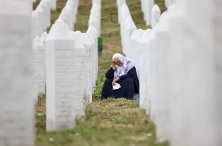 Dr. Techet: Negiranje genocida u Srebrenici radi politike je odvratno i neprihvatljivo