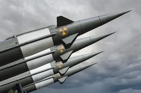 SAD navodno vratio nuklearno oružje u Britaniju, Kremlj reagovao