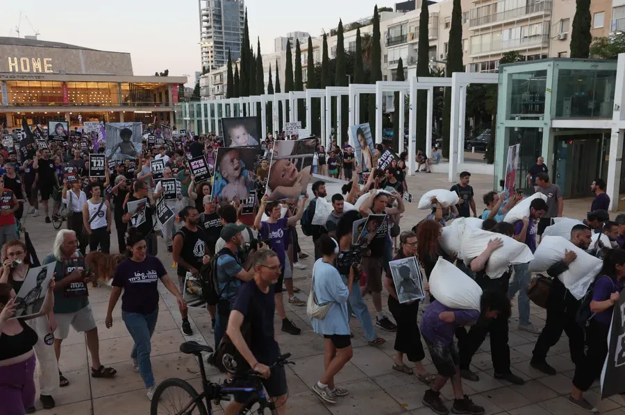 Protest u centru Tel Aviva zbog gladi u Gazi: Nosili potresne fotografije