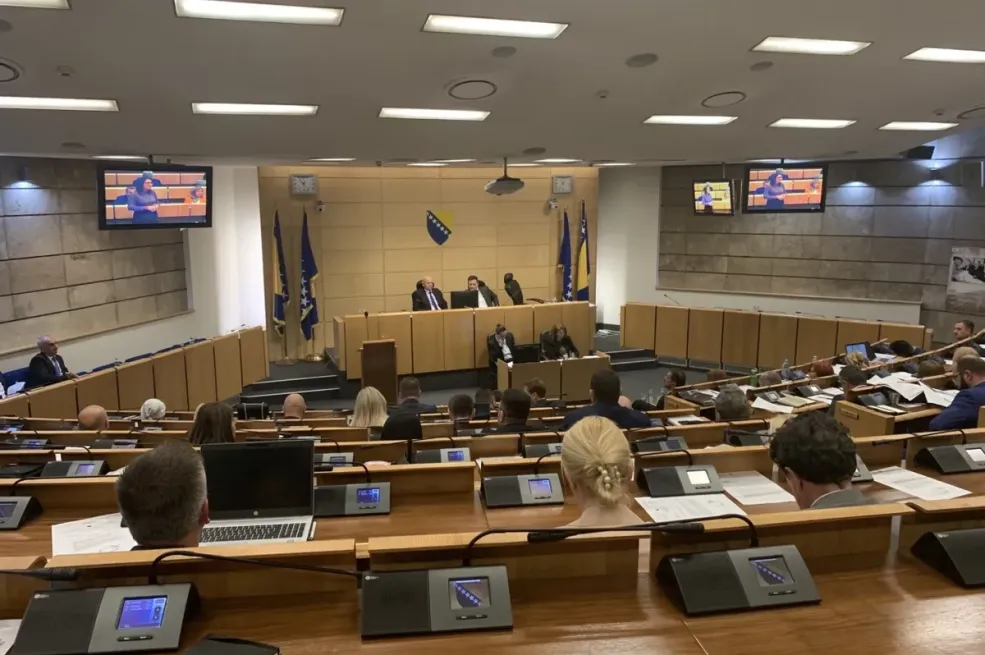 Haos u Parlamentu FBiH? Danas se odlučuje o stanovima, platama, penzijama i budžetu!