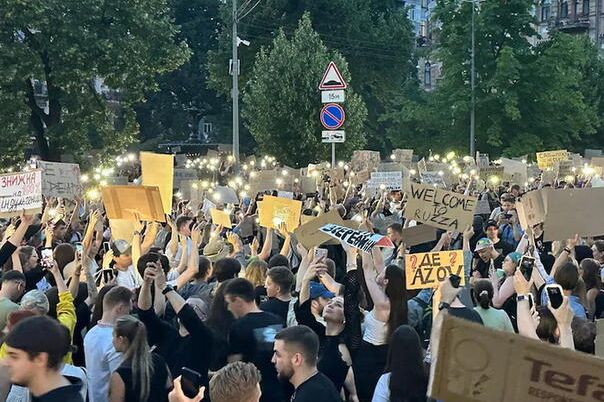 Zelenski potpisao zakon koji je digao Ukrajinu na noge – hiljade na ulicama Kijeva!