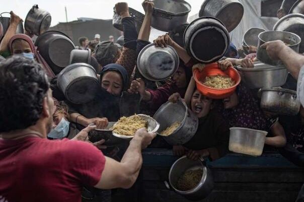 "Hiljade umiru u redovima za pomoć: Gaza u kandžama gladi i nasilja"