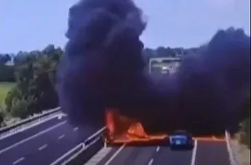 Užas u Italiji: Mali avion se srušio na autoput, ima i poginulih - sve zabilježile nadzorne kamere