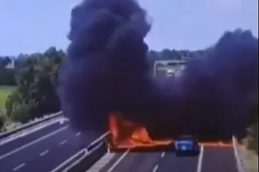 Užas u Italiji: Mali avion se srušio na autoput, ima i poginulih - sve zabilježile nadzorne kamere