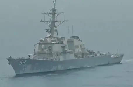 IRAN ITEKAKO POKAZUJE ZUBE: Helikopter mornarice natjerao američki razarač da promijeni kurs (VIDEO)