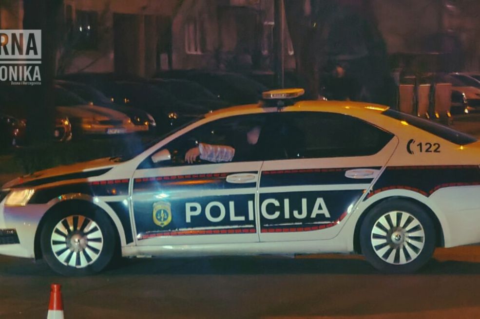 Teška nesreća u Sarajevu: Sudarili se motocikl i automobil, dvije osobe prevezene na KCUS