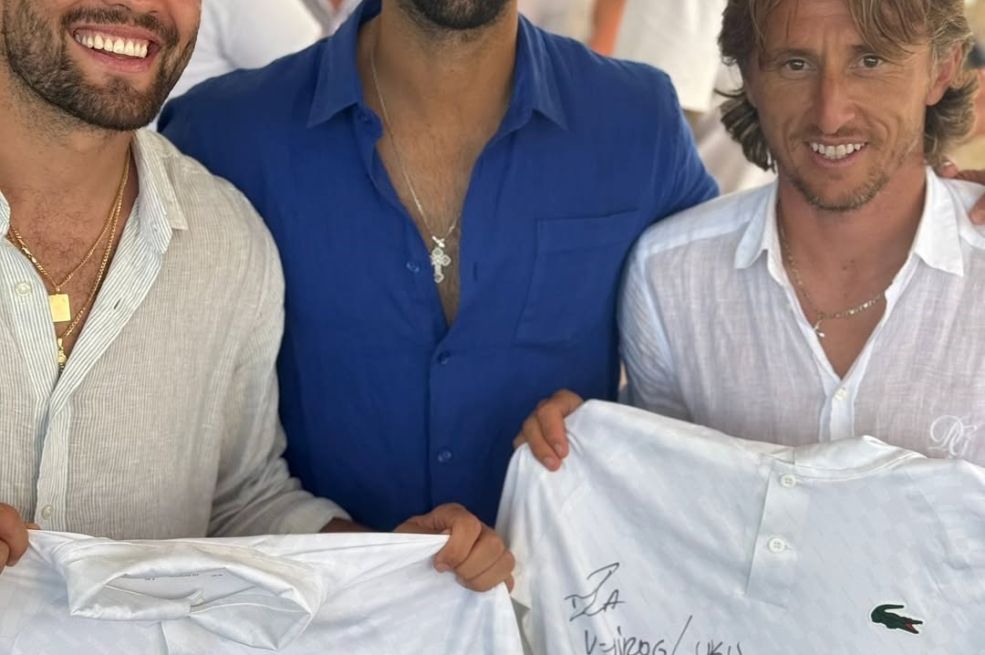 Pogledajte šta je Novak napisao na majici za Luku Modrića: Slika kruži društvenim mrežama (FOTO)