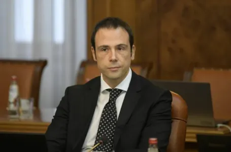 "Nestao bez traga: Šta se krije iza tihog povlačenja Vučićevog čovjeka iz sjene?"