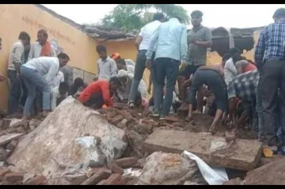 Najmanje četvero djece poginulo u urušavanju krova školske zgrade u Indiji