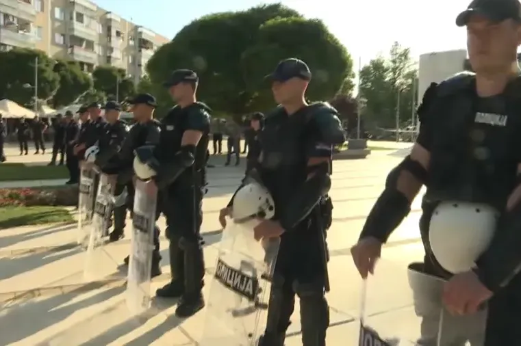 HAOS u Knjaževcu: Građani urlaju "Uhapsiti Vučića", Macut i ministri pod jakom policijskom zaštitom