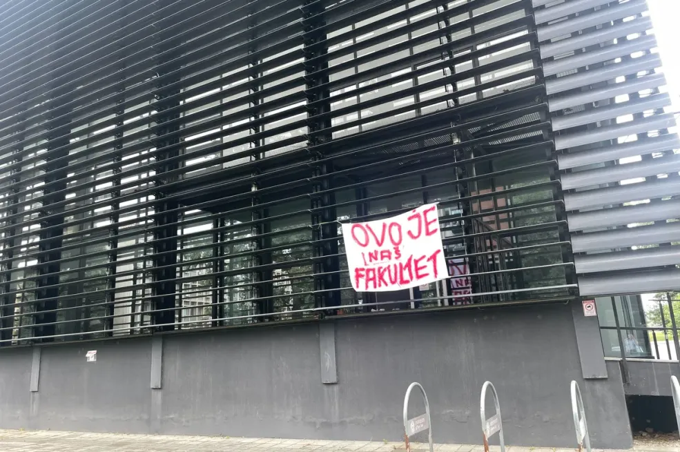 Šokantni incident u Novom Sadu: Profesor vređao studenta i izazivao na tuču!