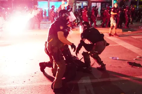 Podignut optužni prijedlog zbog bacanja baklje na policijski kordon u Beogradu