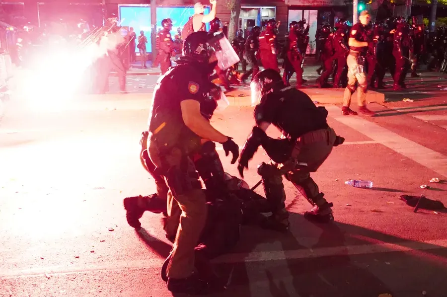 Podignut optužni prijedlog zbog bacanja baklje na policijski kordon u Beogradu