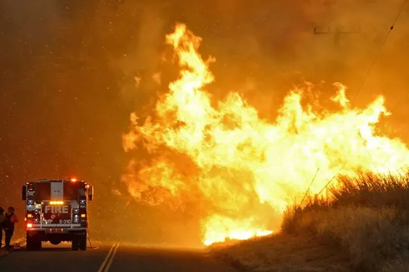 Evakuriano 2.000 ljudi u Albaniji, požare gasi i vojska
