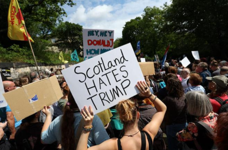 Protesti protiv Trampa u Škotskoj dok on igra golf
