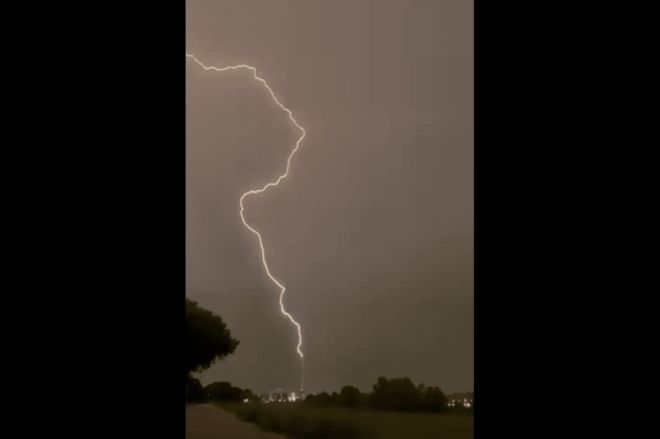 Snimili strašan trenutak tijekom oluje: Munja udarila na vrlo opasno mjesto u Zagrebu