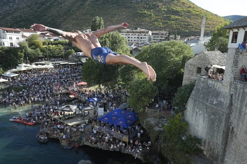 Više od 5.000 gledalaca u Mostaru: Održani tradicionalni 459. skokovi sa Starog mosta