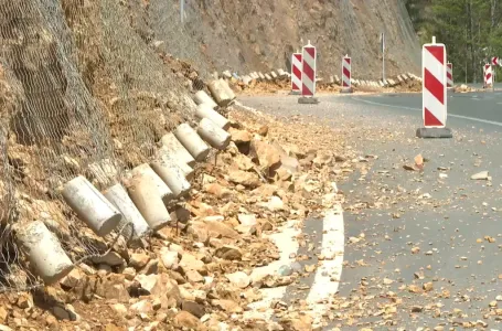 Vozači, oprez! Loši vremenski uslovi i odroni ugrožavaju saobraćaj!