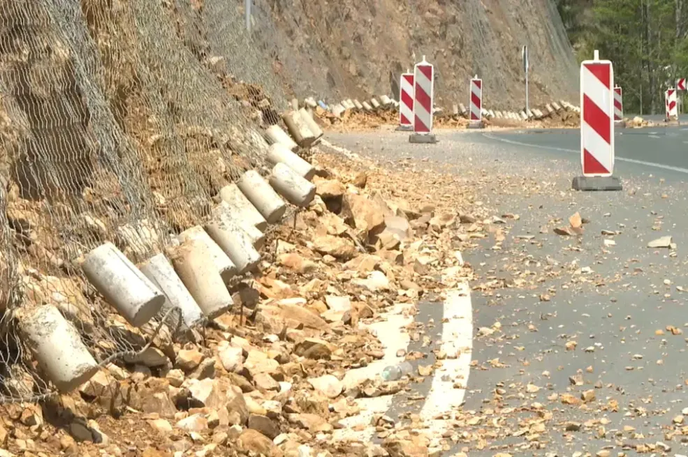 Vozači, oprez! Loši vremenski uslovi i odroni ugrožavaju saobraćaj!