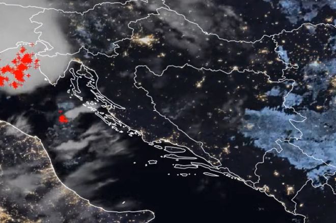 U Hrvatsku stigla nova VREMENSKA APOKALIPSA: Nad Velebitom se nadvio monstruozni crni oblak