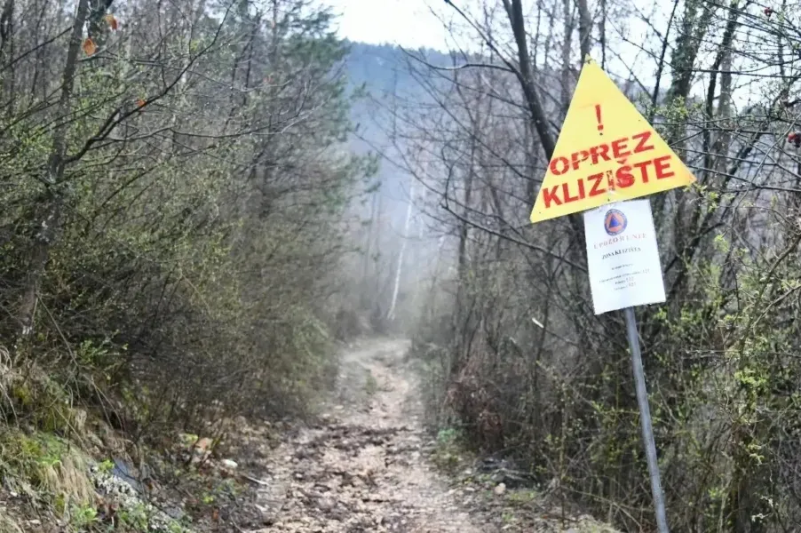 ALARMANTNO: Klizište iznad Sarajeva pod vodom, tlo natopljeno i nestabilno, stanje je KRITIČNO