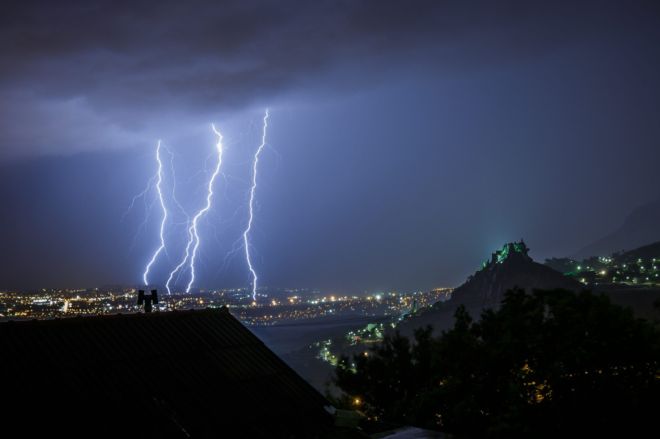 Pojavila se masivna superćelija, upaljena 2 alarma: Snimke potopa su strašne