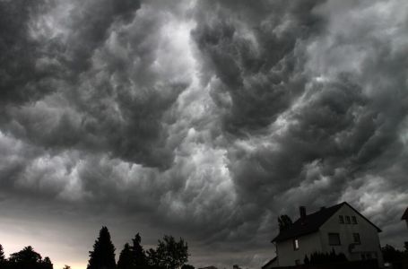 NEBO SAMO ŠTO SE NIJE OTVORILO! Udaraće GROMOVI, NEVRIJEME ĆE NAPRAVITI NOVI HAOS! OLUJA STIŽE