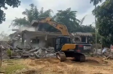 Stotine muslimanskih porodica deložirano i ostavljeno bez domova: Bagerima im srušili kuće