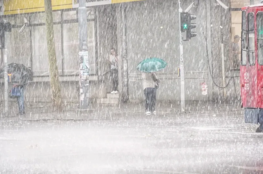 Tuče grad veličine jajeta, 2 osobe izgubile život: Balkanska zemlja na udaru nezapamćenog nevremena