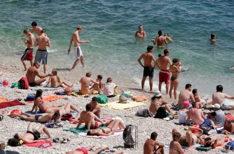 ŠOK PRIZOR NA PLAŽI U HRVATSKOJ! Strankinja došla OVAKVA DA SE SUNČA, roditelji POBJESNILI