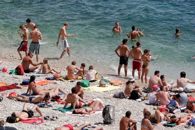 ŠOK PRIZOR NA PLAŽI U HRVATSKOJ! Strankinja došla OVAKVA DA SE SUNČA, roditelji POBJESNILI