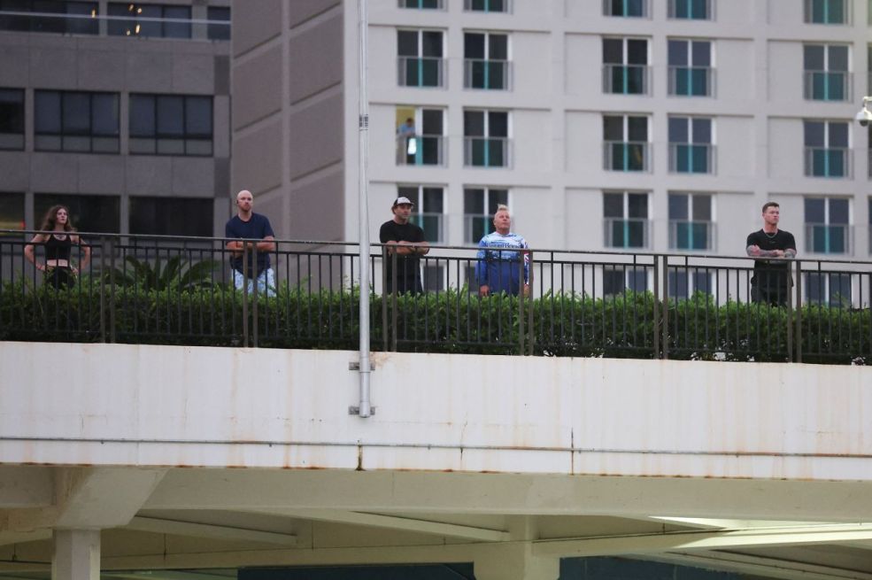 Guverner Havaja kaže da je "zasad sve u redu" nakon što su veliki valovi pogodili otok