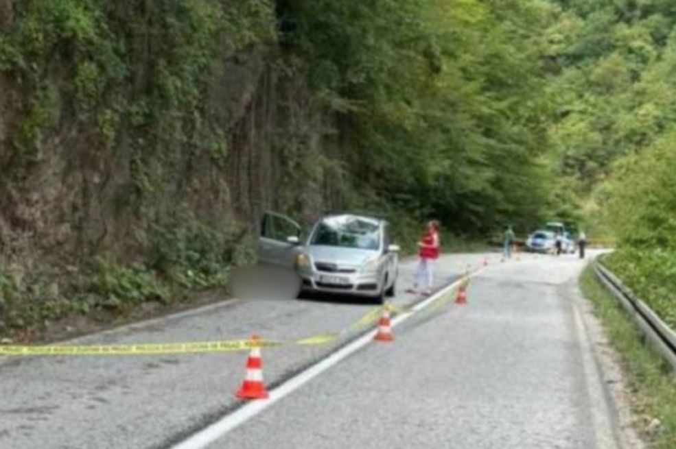 Stijena pala na vozilo kod Foče, poginuo suvozač