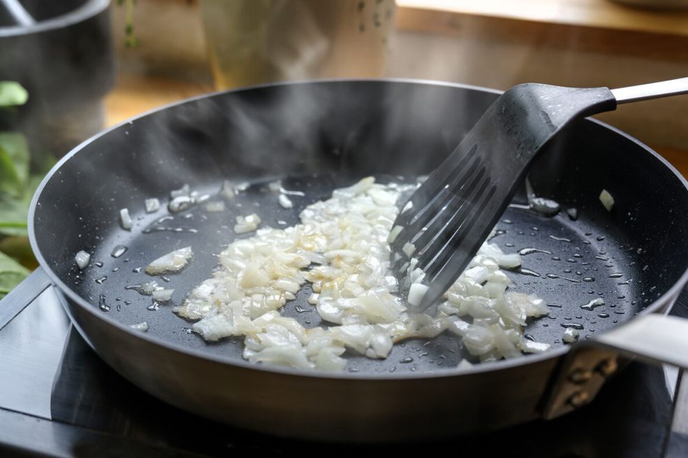 Trik profi kuhara: Ovako ćete ispržiti crni luk bez da umirišete cijelu kuću